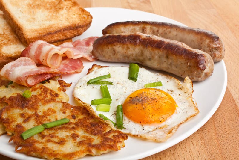 Fried egg, hash browns and bacon breakfast