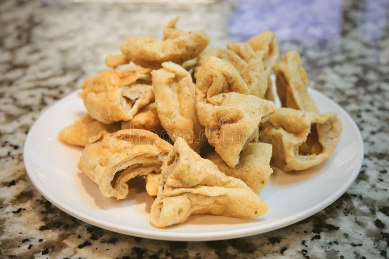 Fried Fish Meat Ball Profundo En El Plato Blanco Foto de archivo