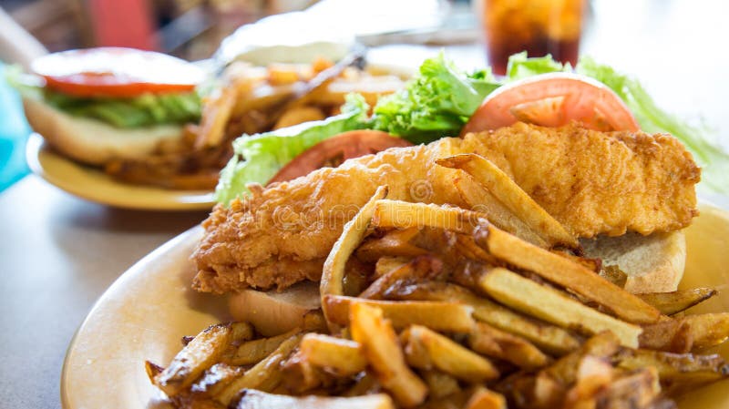 Fried Fish Sandwich med pommes frites fotografering för bildbyråer Fried Fish Sandwich med pommes frites fotografering för bildbyråer