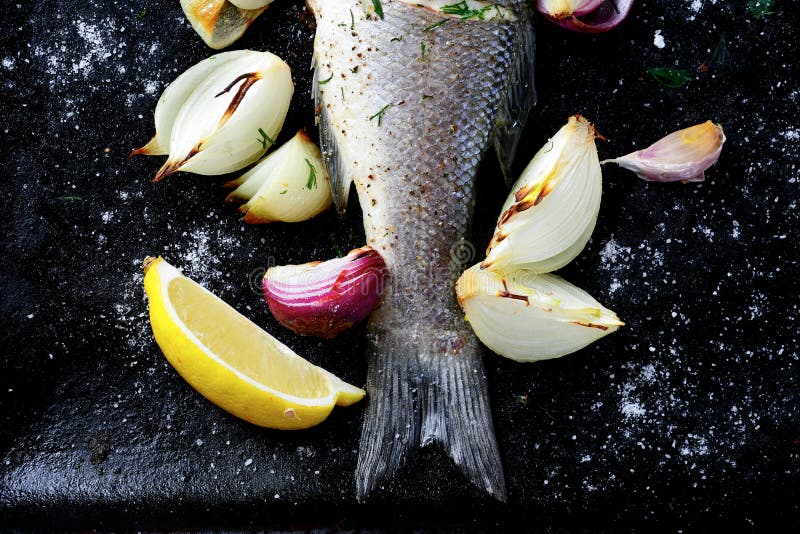 Fried Fish sur une plaque de cuisson image libre de droits Fried Fish sur une plaque de cuisson image libre de droits