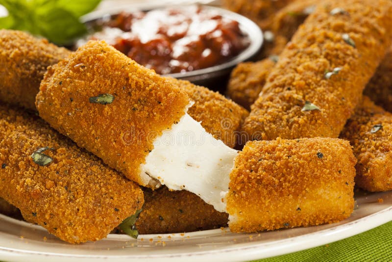 Fried Mozzarella Sticks hecho en casa imagen de archivo Fried Mozzarella Sticks hecho en casa imagen de archivo