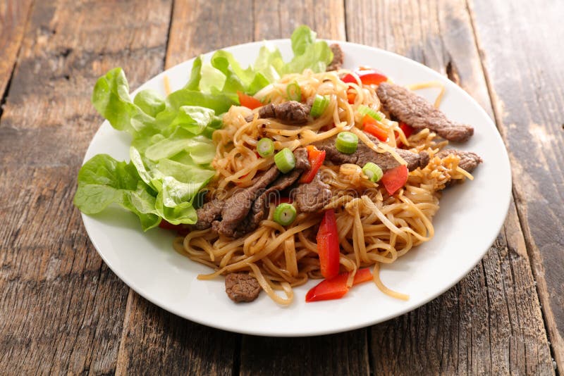 fried noodles with beef