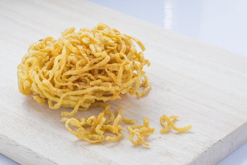 Fried Noodles Raw material för framställning av nudeltecken royaltyfria foton Fried Noodles Raw material för framställning av nudeltecken royaltyfria foton