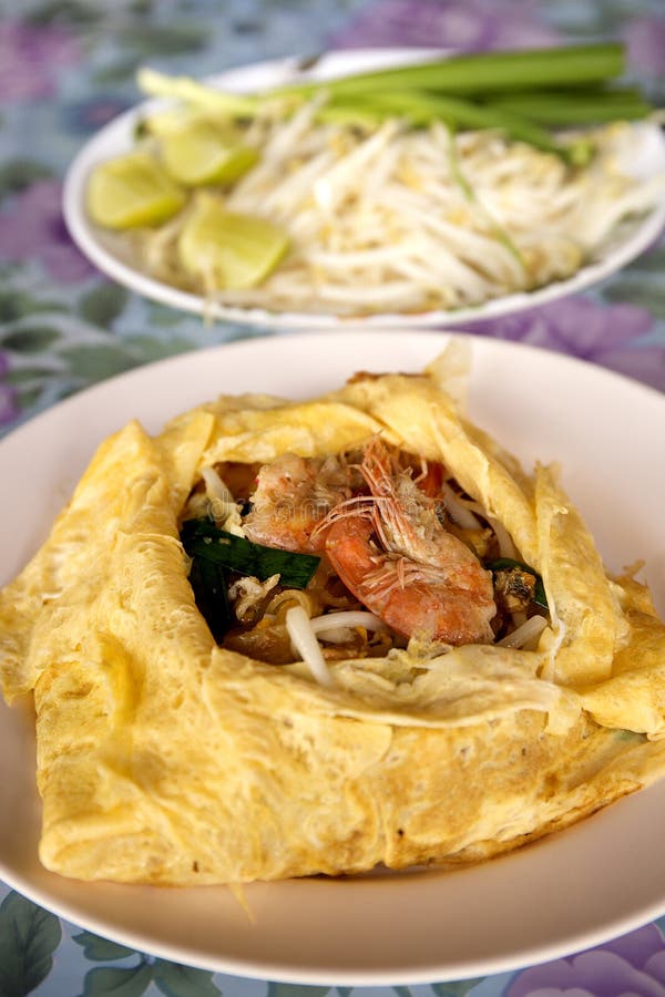 Fried Noodles tailandés/tailandés del cojín imagen de archivo Fried Noodles tailandés/tailandés del cojín imagen de archivo