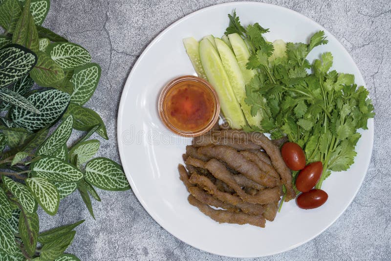 Fried Pork mit Teller der süßen Paprikasoße und des Frischgemüses auf c lizenzfreies stockbild Fried Pork mit Teller der süßen Paprikasoße und des Frischgemüses auf c lizenzfreies stockbild