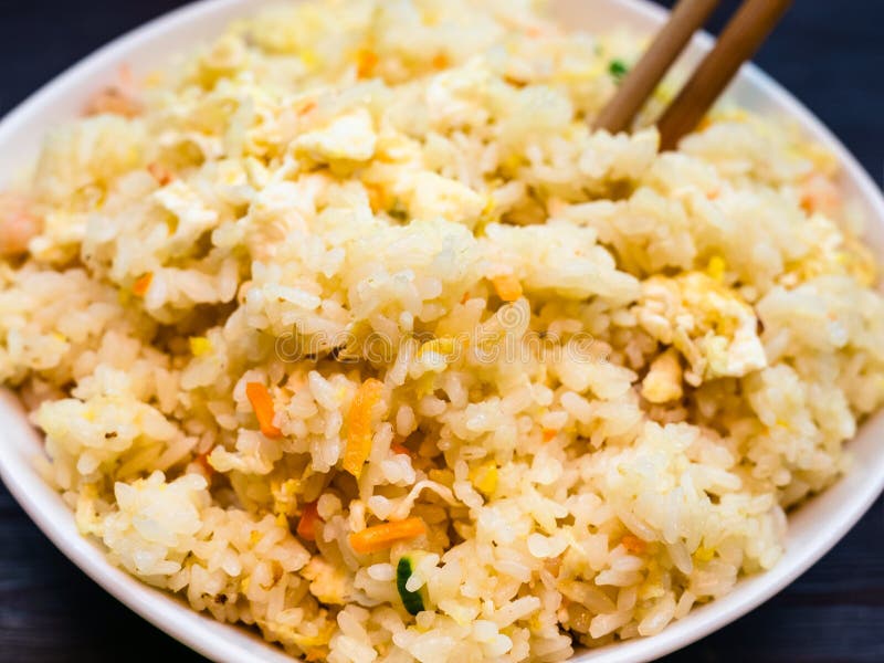 Fried Rice com camarões, vegetais e ovos imagens de stock Fried Rice com camarões, vegetais e ovos imagens de stock
