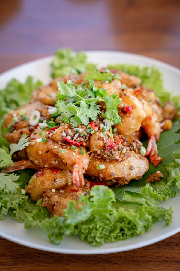 Fried Seafood-Garnelengarnelenfischmiesmuschel-Kalmarfische auf dem Salat vegetagle im weißen Kreisteller auf hölzerner Tabelle stockfotografie Fried Seafood-Garnelengarnelenfischmiesmuschel-Kalmarfische auf dem Salat vegetagle im weißen Kreisteller auf hölzerner Tabelle stockfotografie