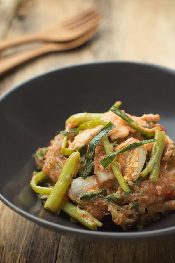 Fried Seafood Sukiyaki auf Holztisch lizenzfreie stockfotografie