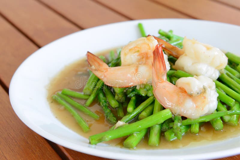 Fried shrimp with asparagus
