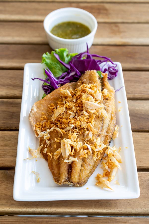 Fried Snapper Fish Fillet con ajo fotografía de archivo libre de regalías Fried Snapper Fish Fillet con ajo fotografía de archivo libre de regalías