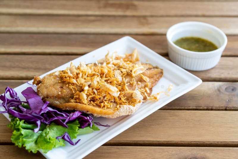 Fried Snapper Fish Fillet con ajo imágenes de archivo libres de regalías Fried Snapper Fish Fillet con ajo imágenes de archivo libres de regalías