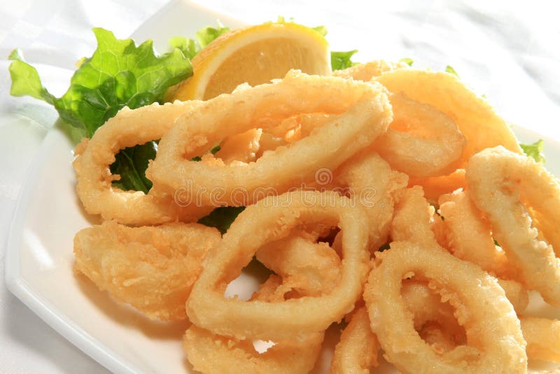 Fried squid with green salad and lemon