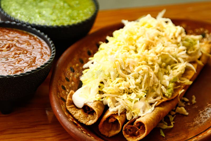 Fried Tacos Curruscante Con Las Salsas Imagen de archivo Imagen de