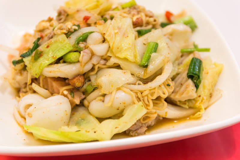 Fried Thai Mama Instant Noodles, tagliatella piccante immagini stock libere da diritti Fried Thai Mama Instant Noodles, tagliatella piccante immagini stock libere da diritti