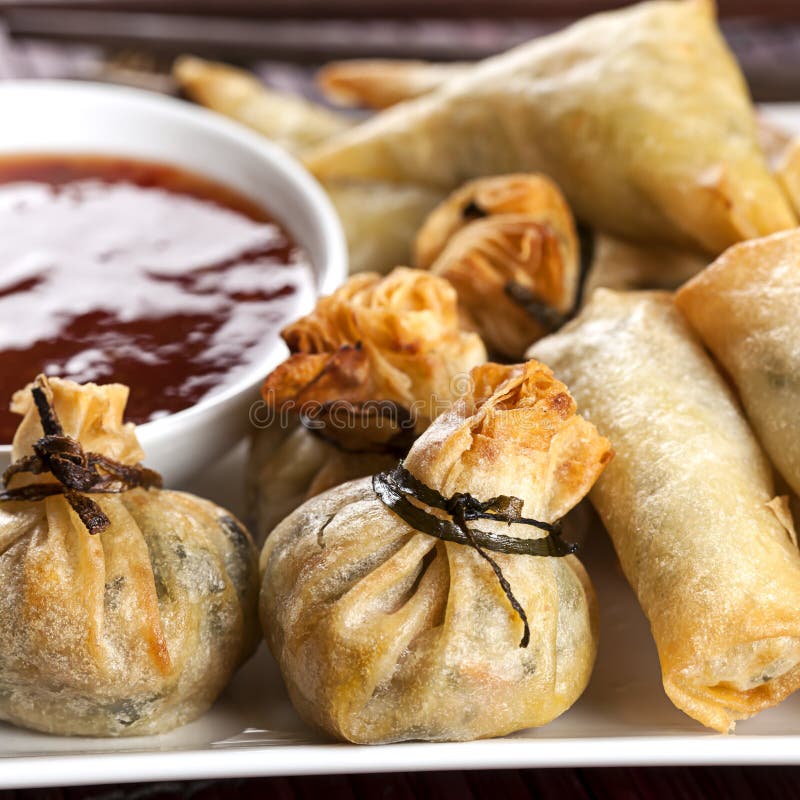 Fried Wontons with Chili Sauce royalty free stock photos Fried Wontons with Chili Sauce royalty free stock photos