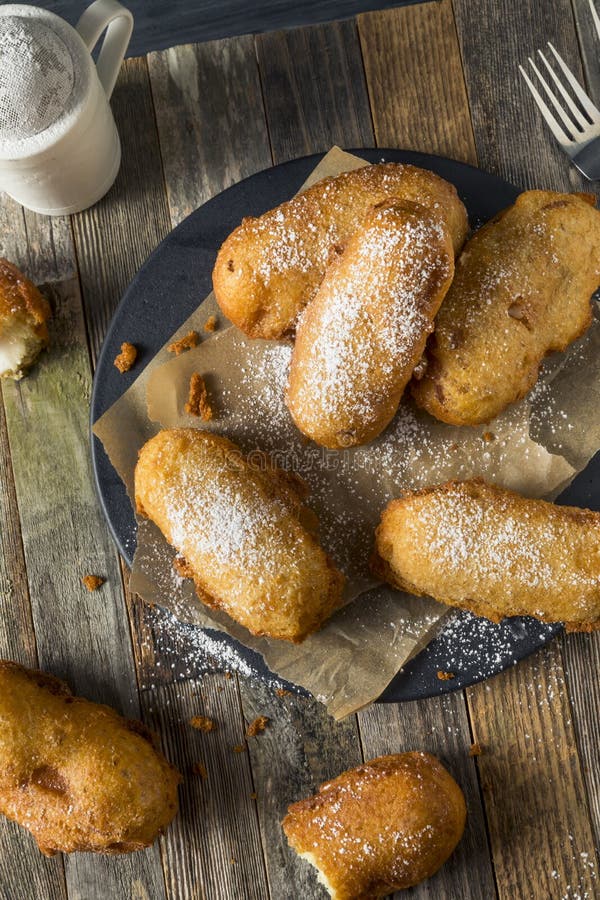 Fried Yellow Sponge Snack Cakes profundo caseiro imagens de stock royalty free