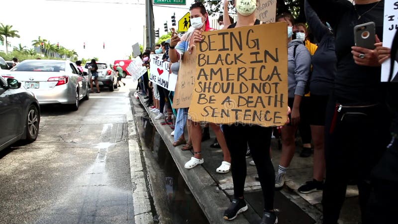 Friedlicher Protest gegen den Tod Minneapolis-Polizeischutz des africanamerican Mannes George Floyd