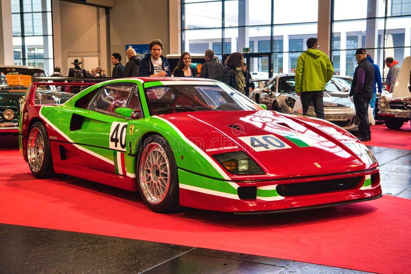 FRIEDRICHSHAFEN - MAI 2019: rotes grünes FERRARI F40 1989 an Motorworld-Klassikern Bodensee am 11. Mai 2019 in Friedrichshafen, D lizenzfreies stockfoto FRIEDRICHSHAFEN - MAI 2019: rotes grünes FERRARI F40 1989 an Motorworld-Klassikern Bodensee am 11. Mai 2019 in Friedrichshafen, D lizenzfreies stockfoto