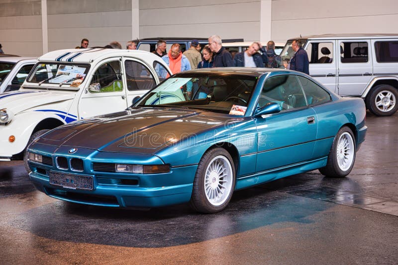 FRIEDRICHSHAFEN, MAJ - 2019: błękitny BMW 8 840 E31 Ci 1990 coupe przy Motorworld klasykami Bodensee na Maju 11, 2019 w Friedrich fotografia stock FRIEDRICHSHAFEN, MAJ - 2019: błękitny BMW 8 840 E31 Ci 1990 coupe przy Motorworld klasykami Bodensee na Maju 11, 2019 w Friedrich fotografia stock