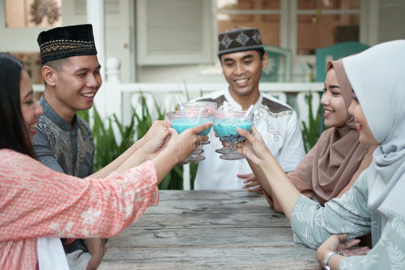Friend Muslim sta rompendo il digiuno immagini stock libere da diritti Friend Muslim sta rompendo il digiuno immagini stock libere da diritti