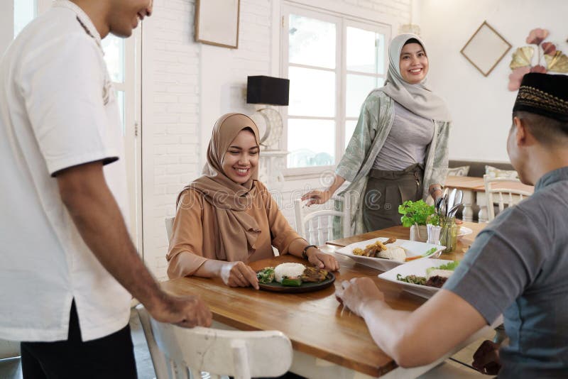Il Caffè Rompe Il Digiuno Religioso Friend Muslim Sta Rompendo Il Digiuno Fotografia Stock - Immagine di