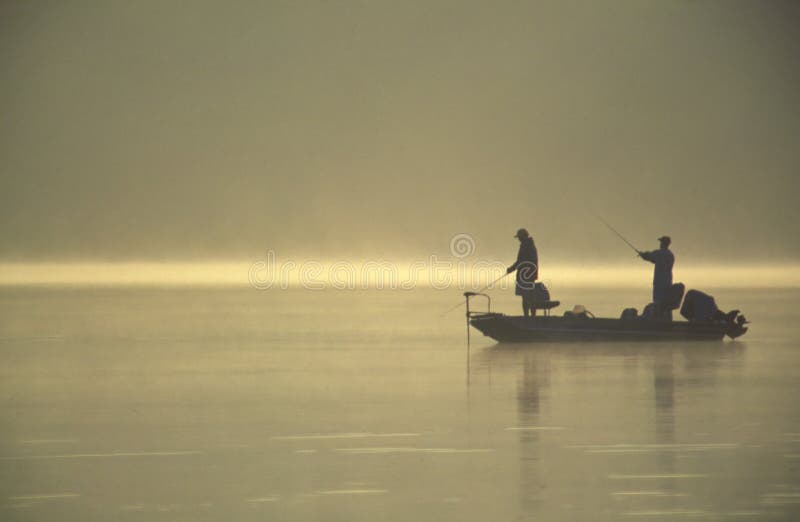 Due amici passano una bella mattina su un tranquillo lago di pesca per la Spigola.