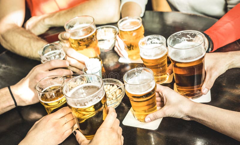 Freunde Hände trinken auf der Brauerei kneipe ein Freundschaft jung glücklich gemeinsam a mit Original spaß auf der kalt uralt Kochen.