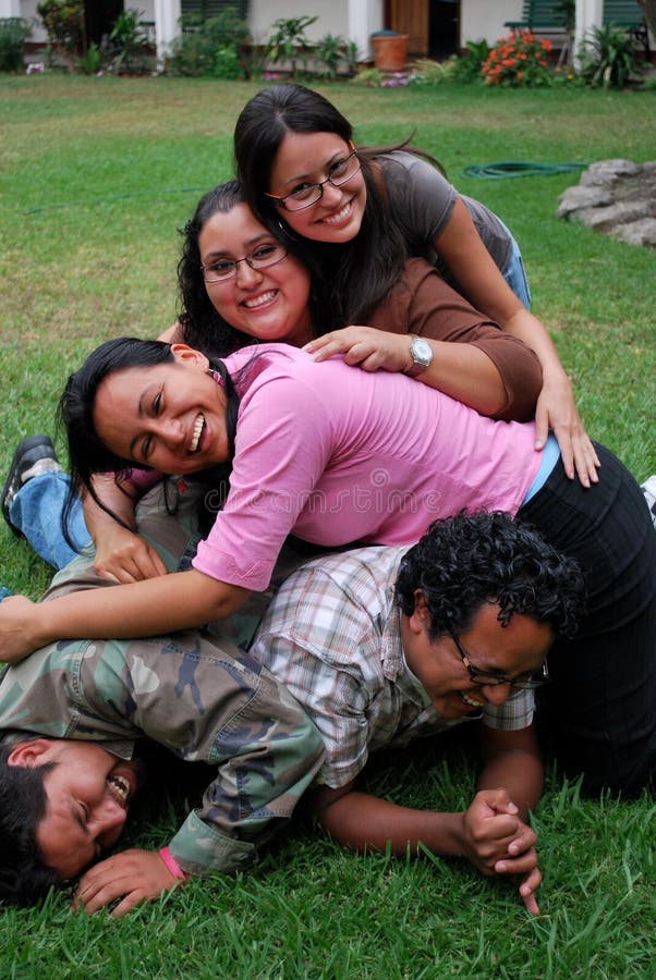 Friends hispanic pile young στοκ φωτογραφία με δικαίωμα ελεύθερης χρήσης