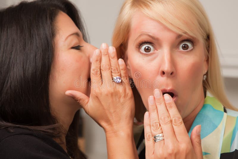 friends secrets whispering στοκ φωτογραφία με δικαίωμα ελεύθερης χρήσης friends secrets whispering στοκ φωτογραφία με δικαίωμα ελεύθερης χρήσης