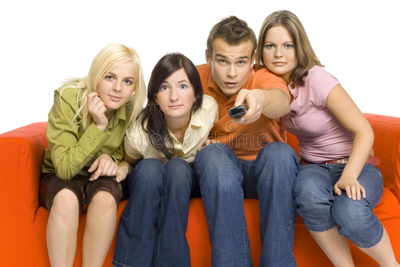 Tre giovani uomo e una donna sono seduti sul divano arancione e si presenta come guardare la TV.