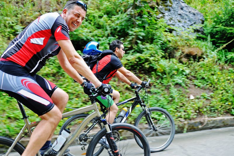 Friendshiop al aire libre en la bici de montaña imágenes de archivo libres de regalías Friendshiop al aire libre en la bici de montaña imágenes de archivo libres de regalías