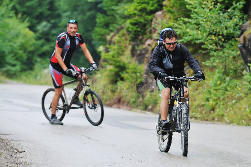 Friendshiop al aire libre en la bici de montaña imagen de archivo Friendshiop al aire libre en la bici de montaña imagen de archivo