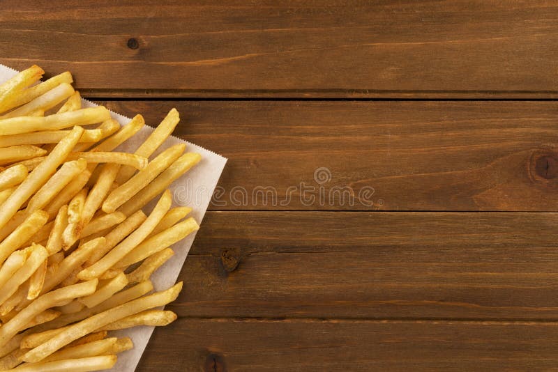 Frieten met ketchup op houten achtergrond royalty-vrije stock afbeeldingen Frieten met ketchup op houten achtergrond royalty-vrije stock afbeeldingen