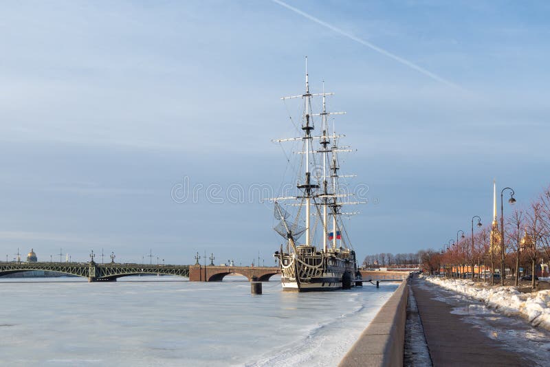Frigate `Blagodat` med rysk flagga dagen Neva Sankt Petersburg royaltyfri foto Frigate `Blagodat` med rysk flagga dagen Neva Sankt Petersburg royaltyfri foto