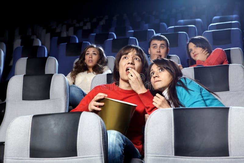 Strach mladých ľudí v kine prezeranie.