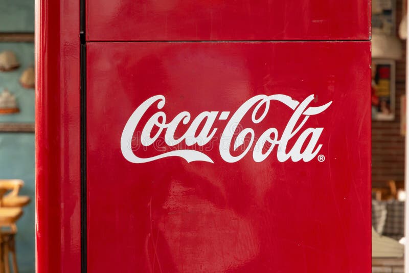 Frigo Classique Rouge Avec Logo Coca-Cola Photo stock éditorial - Image du  kola, lumières: 163752093