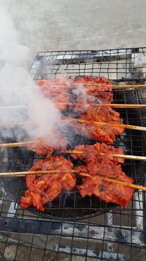 Friptură de porc skewersdelicios alimente de stradă în Thailanda stock photography