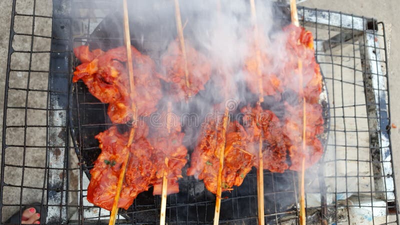 Friptură de porc skewersdelicios alimente de stradă în Thailanda stock images