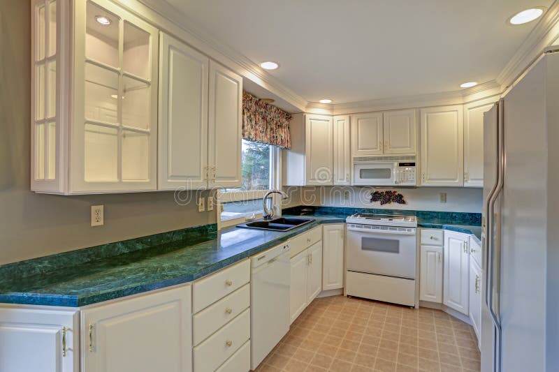 Frisch erneuerter Küchenraum mit weißem Cabinetry stockbild Frisch erneuerter Küchenraum mit weißem Cabinetry stockbild