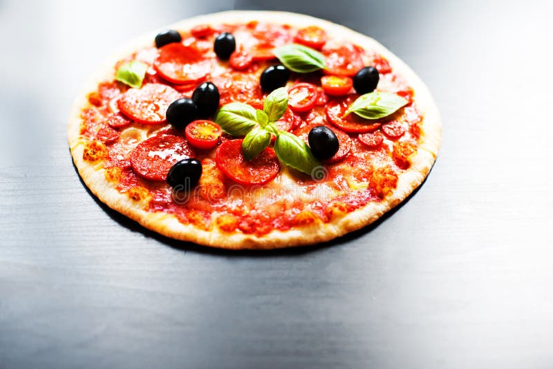 Frisch gebackene Pizza mit Pepperonis Wurst und Käse in einem rusti stockfotos Frisch gebackene Pizza mit Pepperonis Wurst und Käse in einem rusti stockfotos