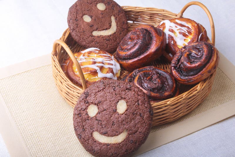 Frisch gebackene selbst gemachte süße Rollen mit Zimt, Hafermehlplätzchen in einem Weidenkorb Gesundes Lebensmittel-Snack-Konzept stockbilder Frisch gebackene selbst gemachte süße Rollen mit Zimt, Hafermehlplätzchen in einem Weidenkorb Gesundes Lebensmittel-Snack-Konzept stockbilder