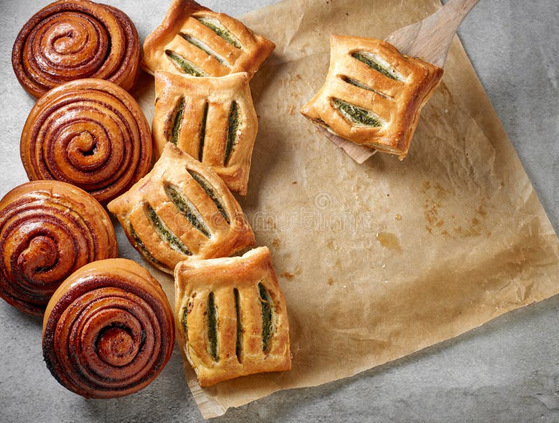 Frisch gebackene Zimt- und Spinatsbrötchen stockbild