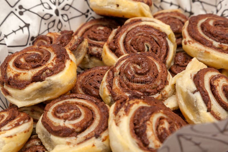 Frisch gebackene Zimtbrötchen mit Schokolade stockfotografie