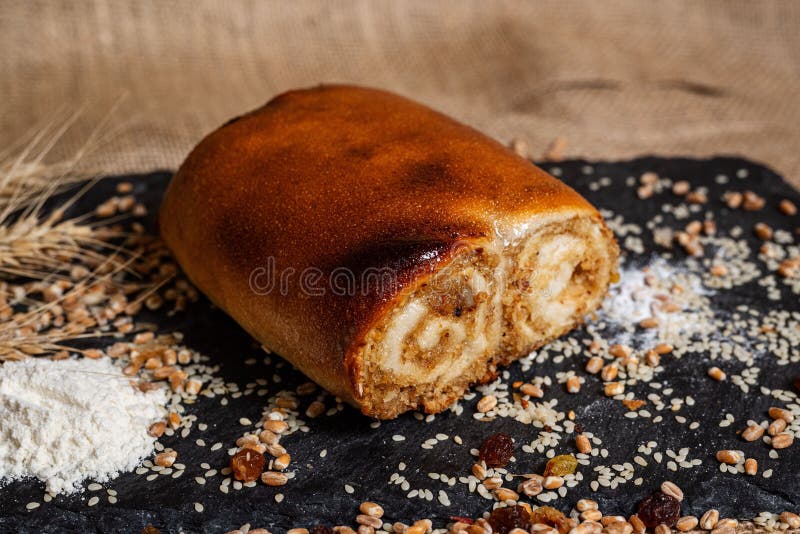 Frisch gebackener Zimtbrötchen auf Schiefer stockbild