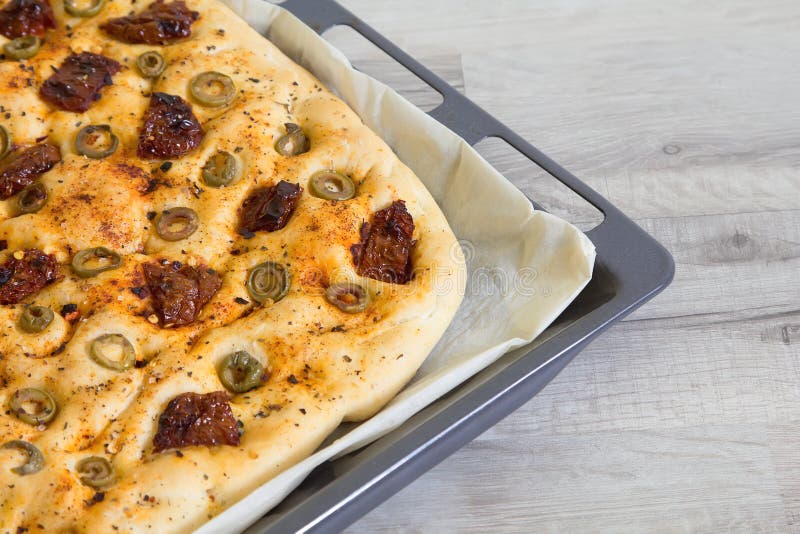 Frisch Gebackenes Traditionelles Italienisches Focaccia Brot Mit Grünen ...