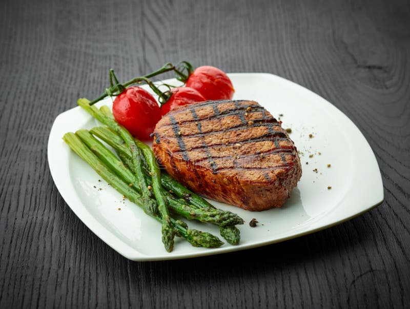 Frisch Gekochtes Kalbssteak Mit Seitlicher Oberfläche Stockbild - Bild ...