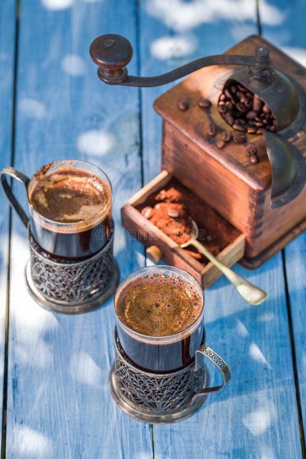 Frisch Gemahlener Kaffee, Alter Schleifer Und Topf