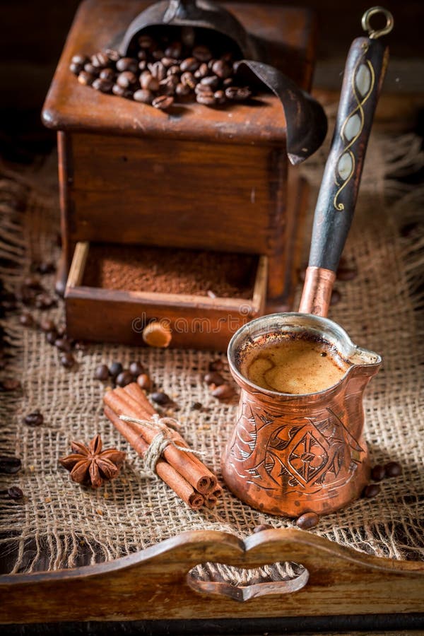 Frisch gemahlener Kaffee mit Topf kochte Kaffee und Bohnen lizenzfreie stockfotos Frisch gemahlener Kaffee mit Topf kochte Kaffee und Bohnen lizenzfreie stockfotos