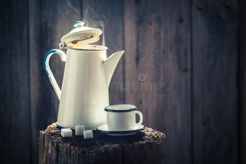 Frisch gemahlener schwarzer Kaffee im kalten Winter stockbilder Frisch gemahlener schwarzer Kaffee im kalten Winter stockbilder