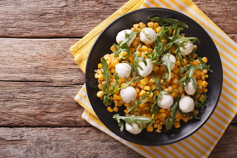 Frisch zubereiteter Salat von Mais, von Babymozzarella und von Arugula clos lizenzfreies stockfoto Frisch zubereiteter Salat von Mais, von Babymozzarella und von Arugula clos lizenzfreies stockfoto